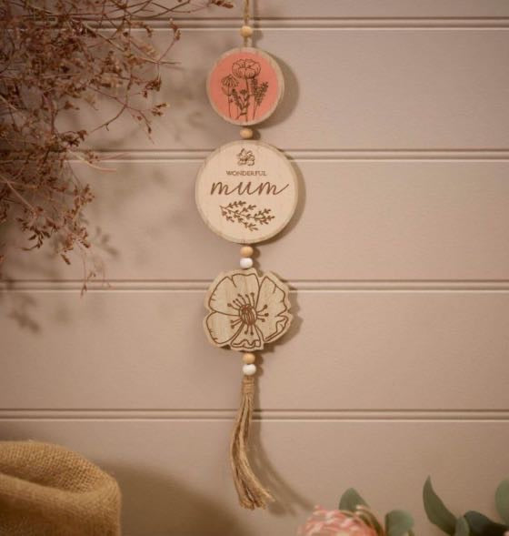 Triple Hanging Mum Plaque in Etched Wood and Hanging Tassel