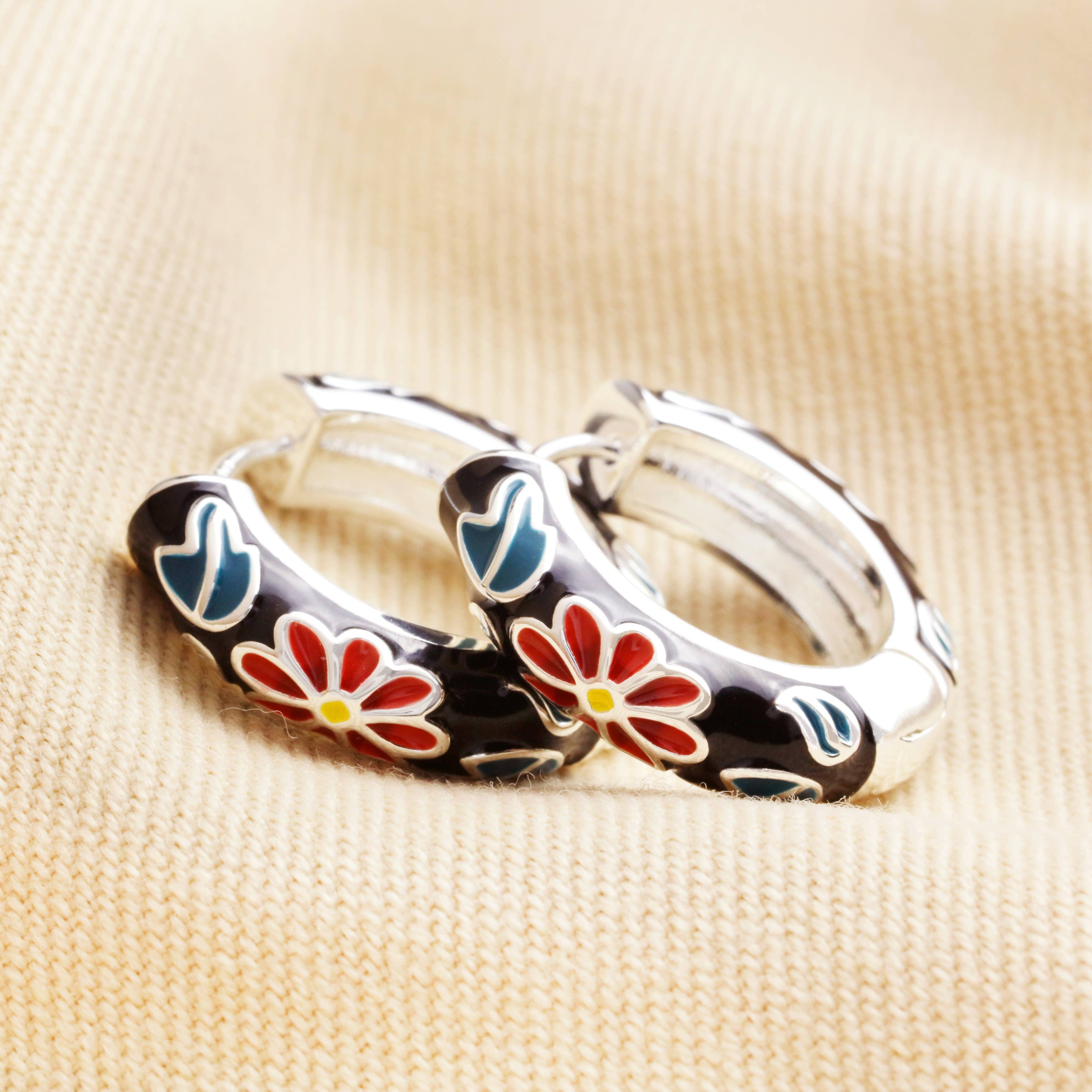 Black cloisonné hoop earrings in silver 
